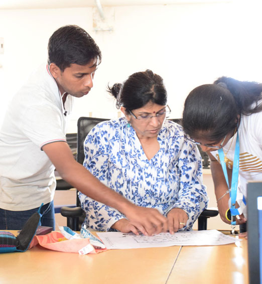 Vani Kola is discussing with Heartfulness fellowship students